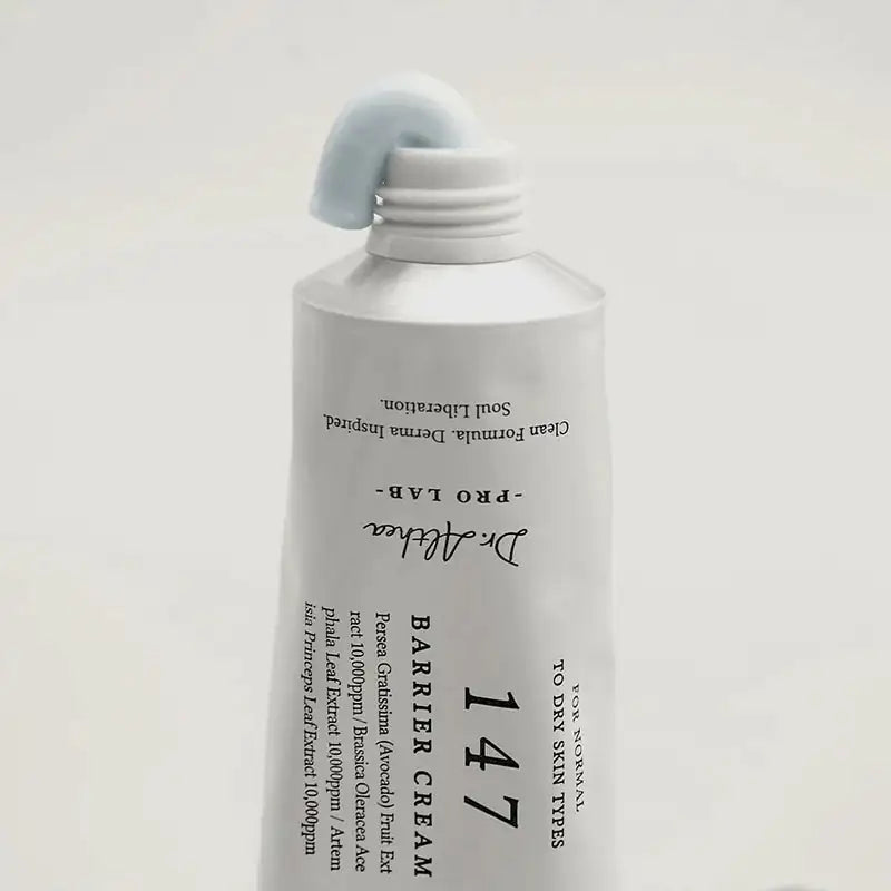 147 Barrier Cream witte fles met blauwe pomp en zwarte bedrukking