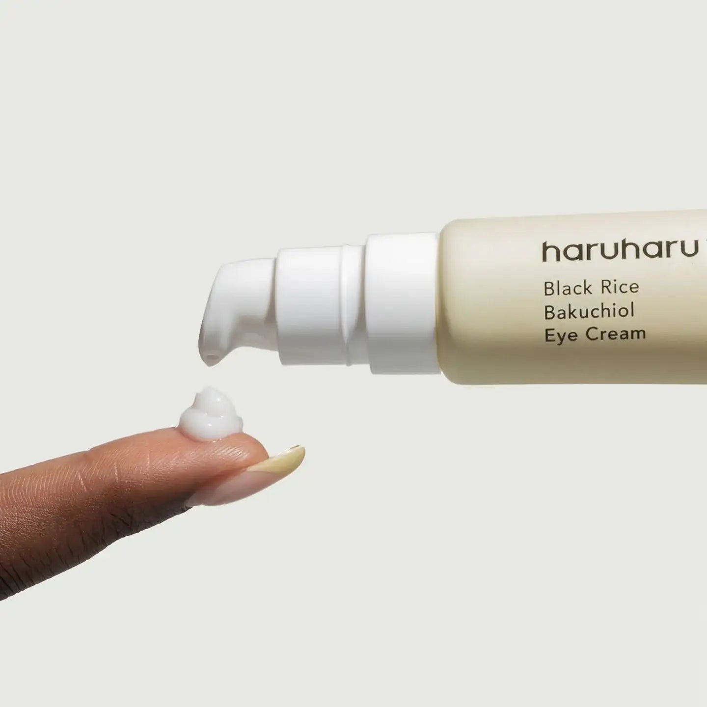 Haruharu WONDER Black Rice Bakuchiol Eye Cream Oogcrème tube met klodder crème op vinger