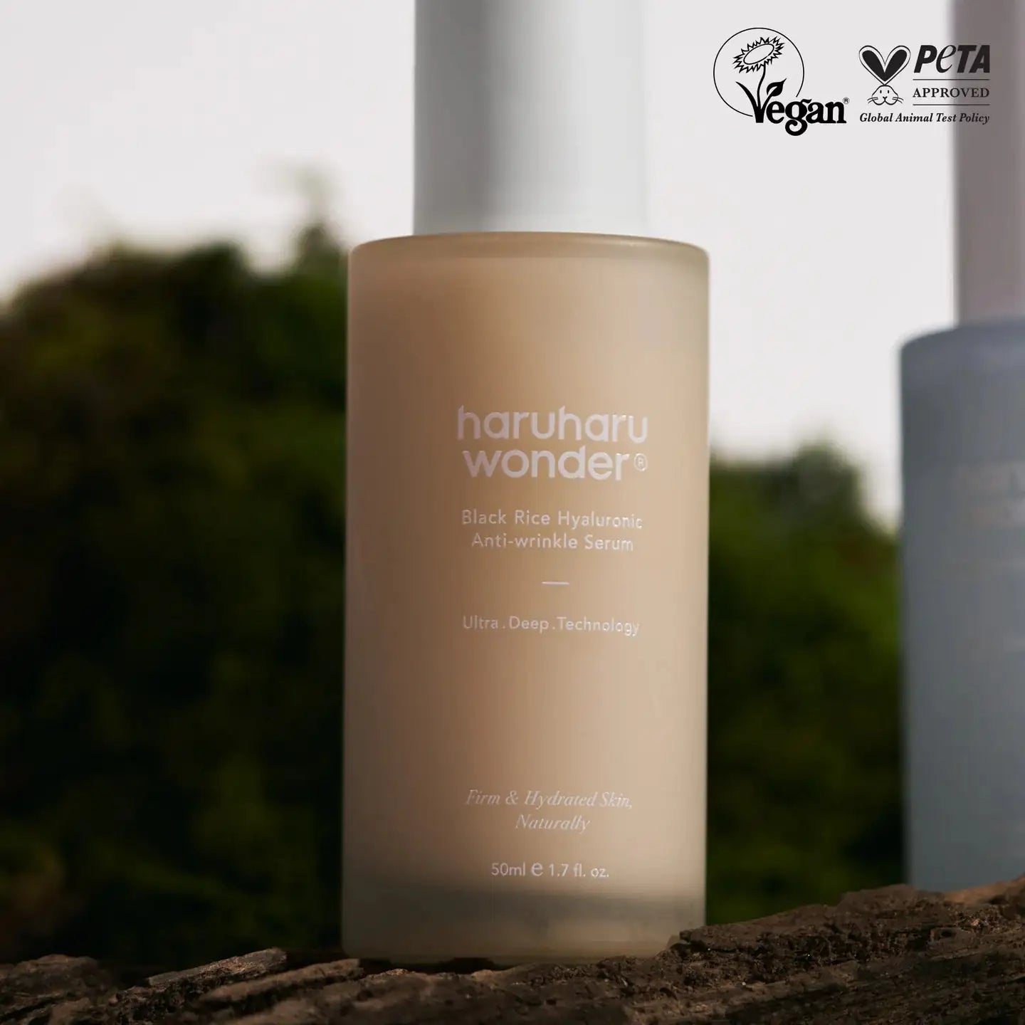Haruharu WONDER Black Rice Hyaluronic Anti-Wrinkle Serum Serumfles haruharu wonder, beige fles met opschrift en witte dop