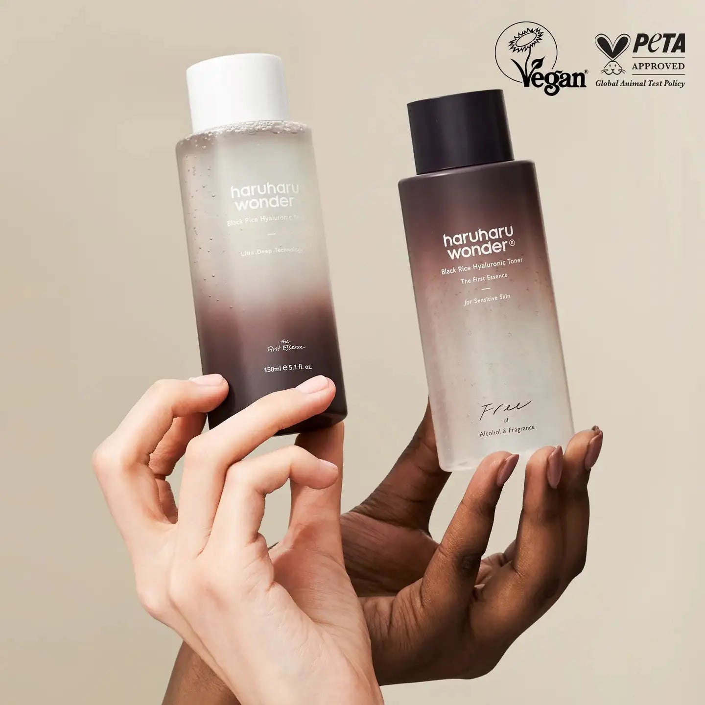Haruharu WONDER Black Rice Hyaluronic Toner Twee tonerflessen haruharu wonder in handen, met witte en zwarte dop