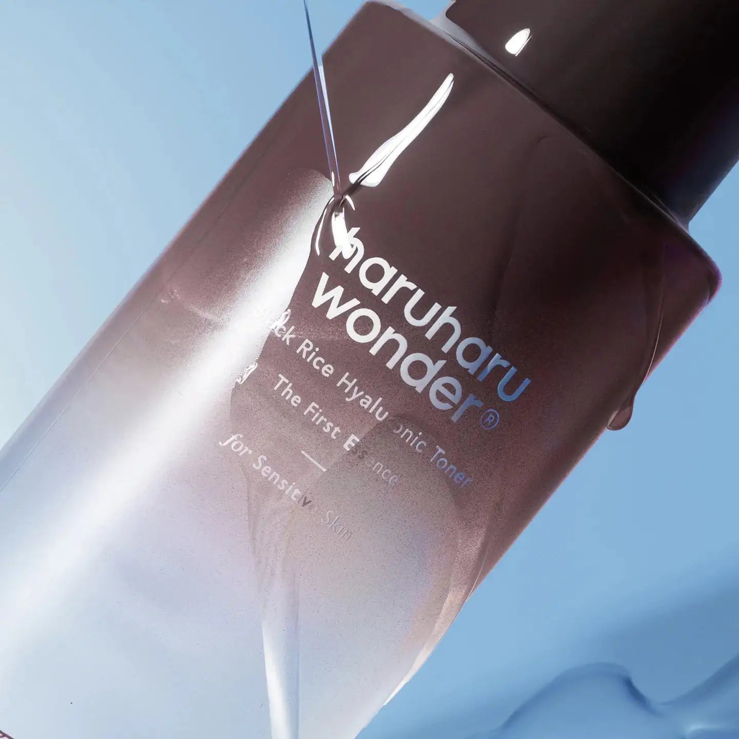 Haruharu WONDER Black Rice Hyaluronic Toner - Free of Alcohol & Fragrance HaruHaru Wonder Black Rice Hyaluronic Toner fles, close-up van etiket en dop
