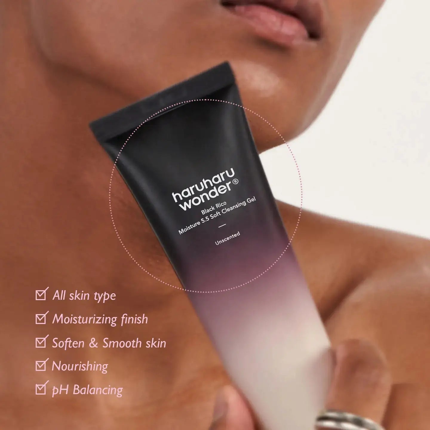 Haruharu WONDER Black Rice Moisture 5.5 Soft Cleansing Gel Haruharu Wonder Black Rice reinigingsgel-tube met etiket, vastgehouden in hand