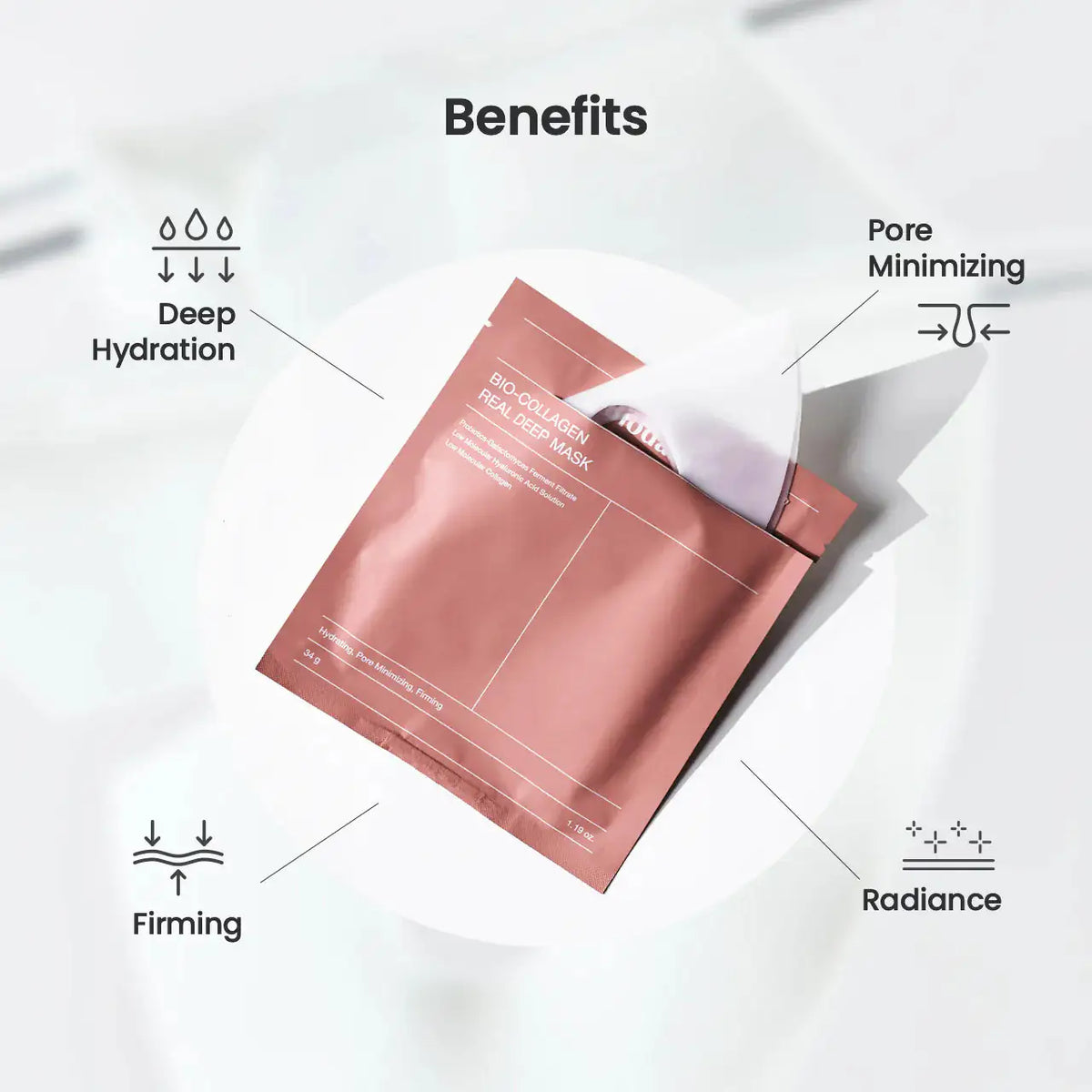 Roze sheetmasker verpakking met indicaties voor diepe hydratatie en radiance
