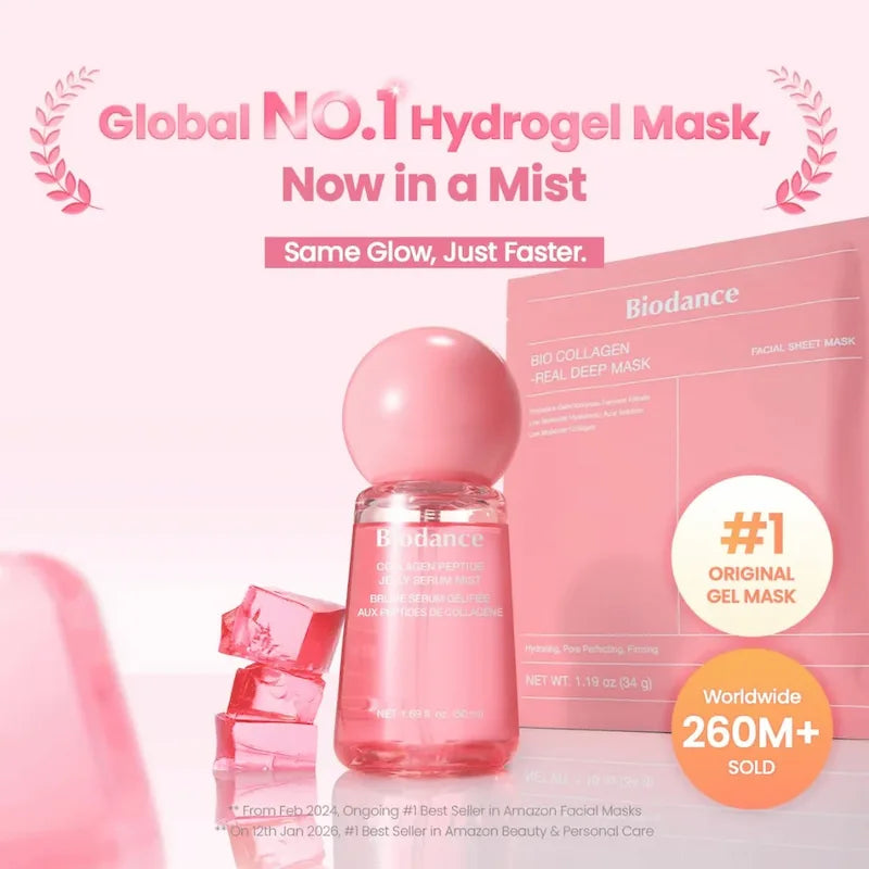 Roze flacon Biodance Collagen Peptide Jelly Serum Mist naast de verpakking en roze jellyblokjes, met promotietekst op de achtergrond.