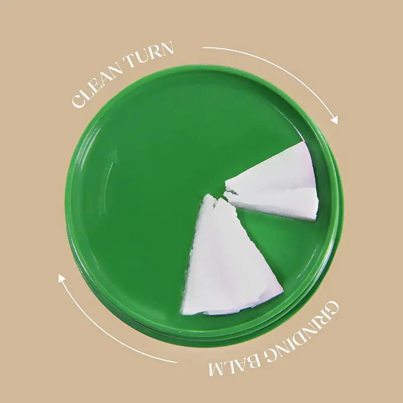Groene balm deksel met witte segmenten rond het potje.
