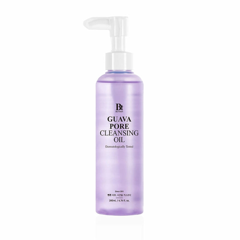 Packshot (witte achtergrond): Benton Guava Pore Cleansing Oil 200ml transparante paarse fles met pompje op witte achtergrond, dermatologisch getest