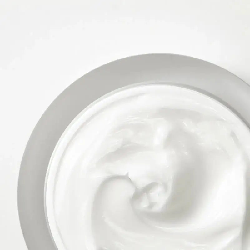 Anua Heartleaf 70% Intense Calming Cream Roomwitte crème in Anua pot, gladde, golvende textuur zichtbaar.
