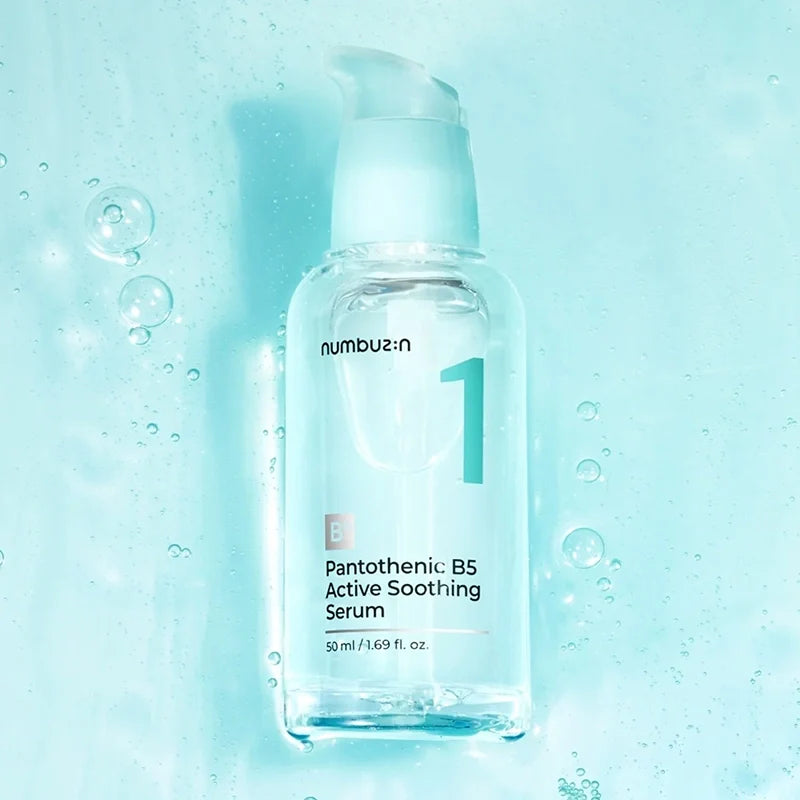 No.1 B5 kalmerend serum in lichtblauwe pompflacon, 50 ml, met waterdruppels
