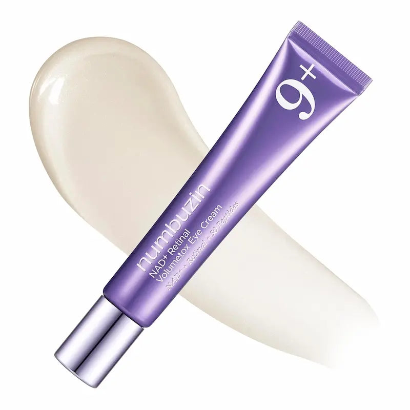 Numbuzin No.9 NAD+ Retinal Volumetox Eye Cream naast een veeg van de lichtgele crème.