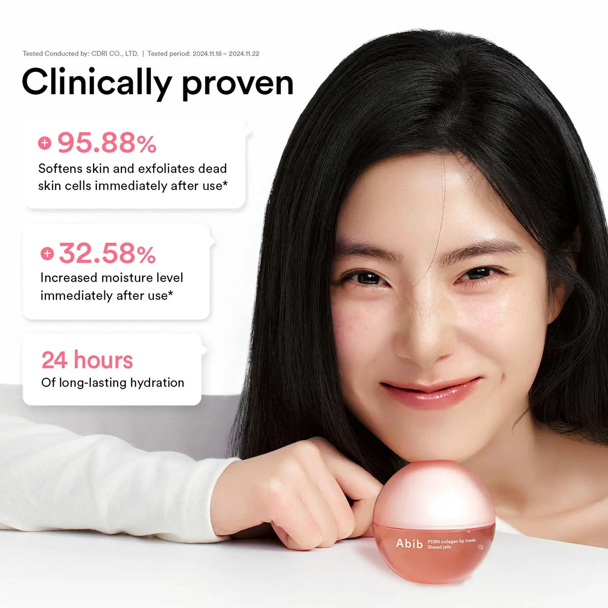 Abib PDRN Collagen Lip Mask Glazed Jelly Vrouw met Abib lipmaskerpot op tafel, zachte glanzende lipverzorging