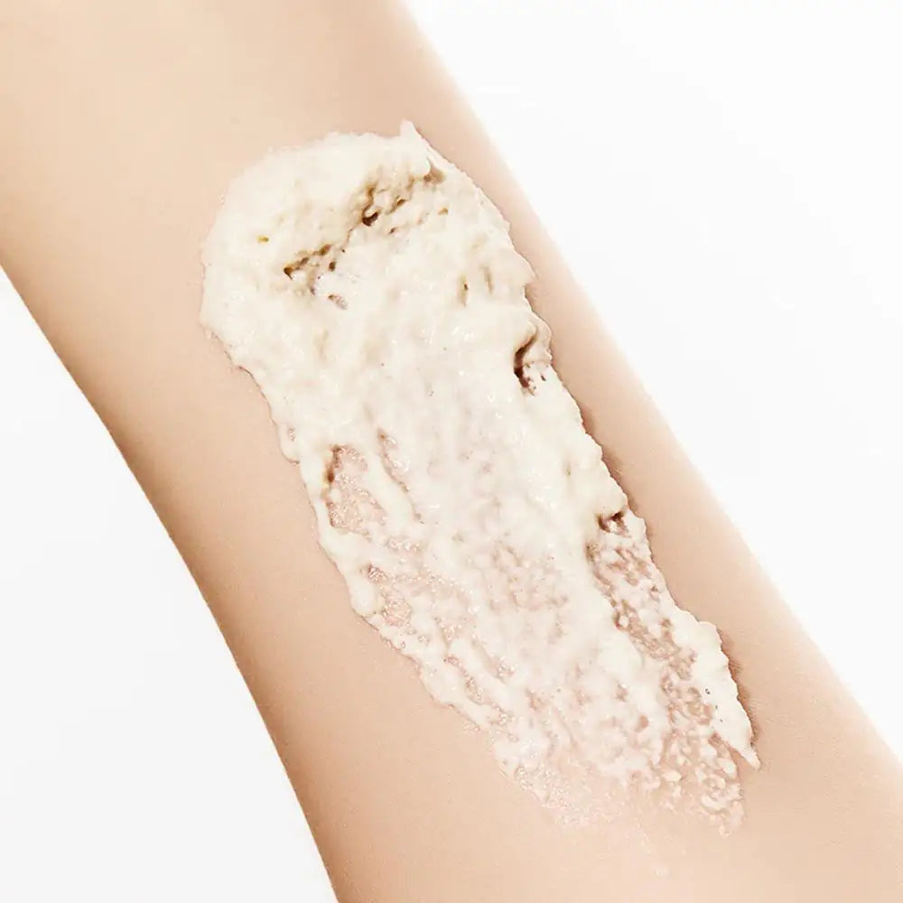 Anua Rice Enzyme Brightening Cleansing Powder Romige witte cleansingpasta met korrelige textuur op de huid
