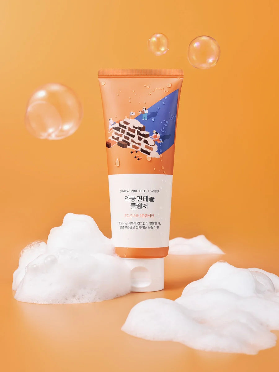 Zachte schuimtextuur van Round Lab Soybean Panthenol Cleanser op de huid van een hand, laat de lichte en romige structuur zien.