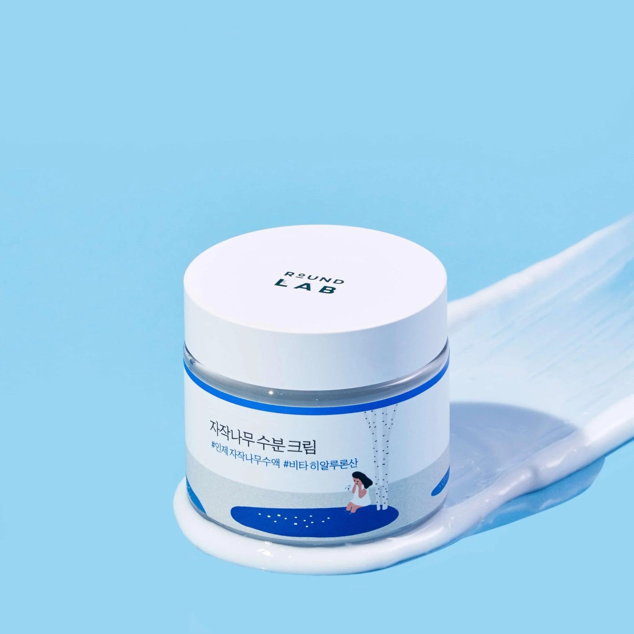 Round Lab berken-sapcrème pot met wit deksel en blauwe rand, van boven