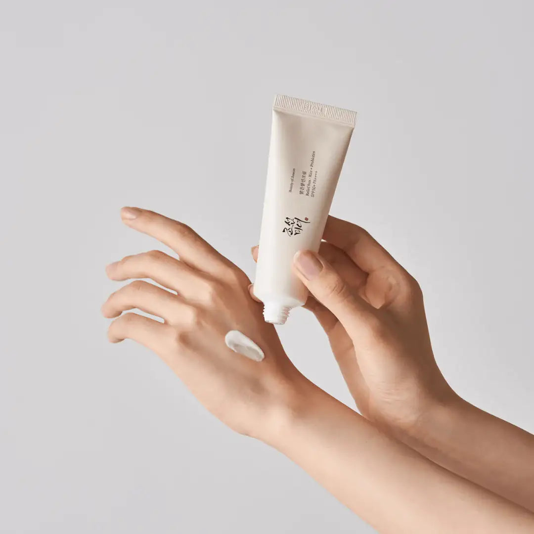 Beauty of Joseon Relief Sun Rice Probiotics - SPF50+/PA++++ Relief Sun Rice Probiotics tube met witte crème op hand