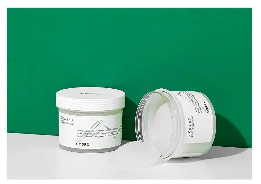 Twee witte COSRX Cica Pad potten, waarvan één open