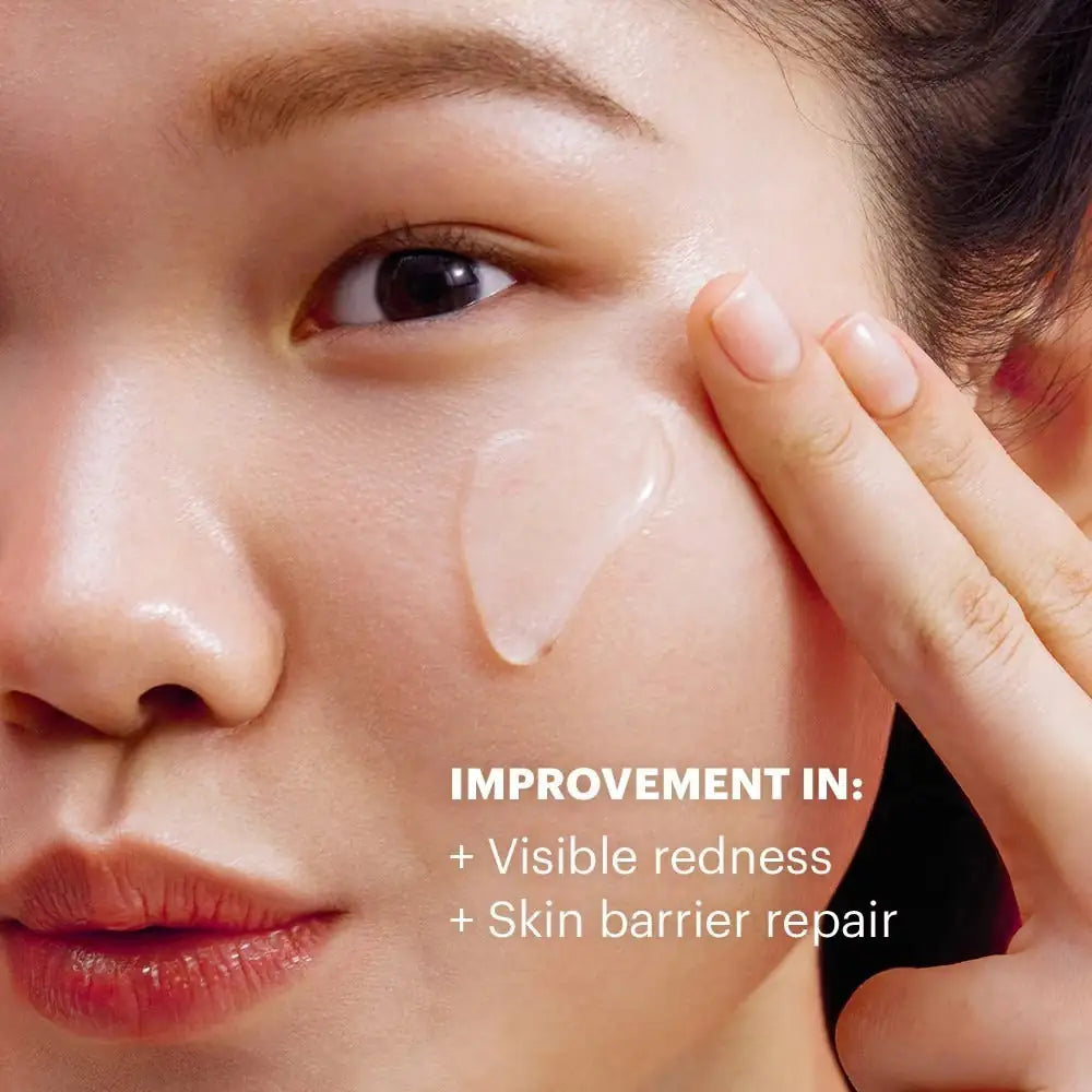 Dr. Jart+ Cicapair Intensive Soothing Repair Treatment Lotion Gezichts-lotion aangebracht: druppel op wang terwijl vingers de huid aanraken; Dr.Jart+.