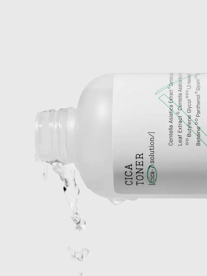 Cica-toner fles met dop; transparante vloeistof stroomt uit de opening