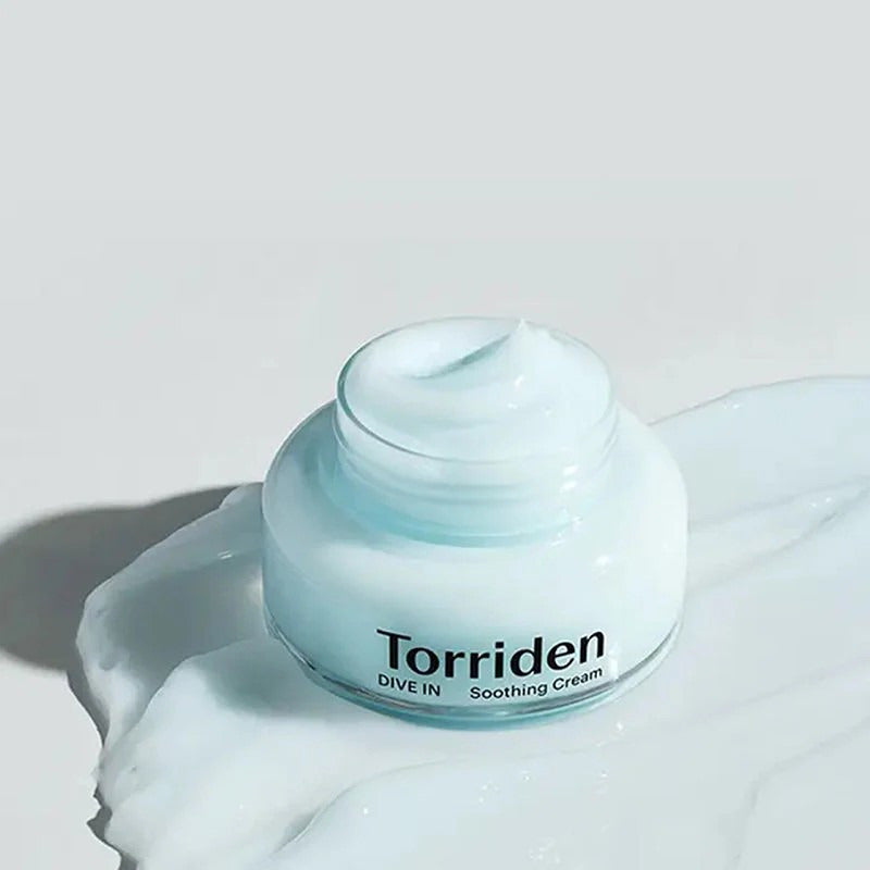 Torriden kalmerende crème pot met witte crèmeklodder op huid
