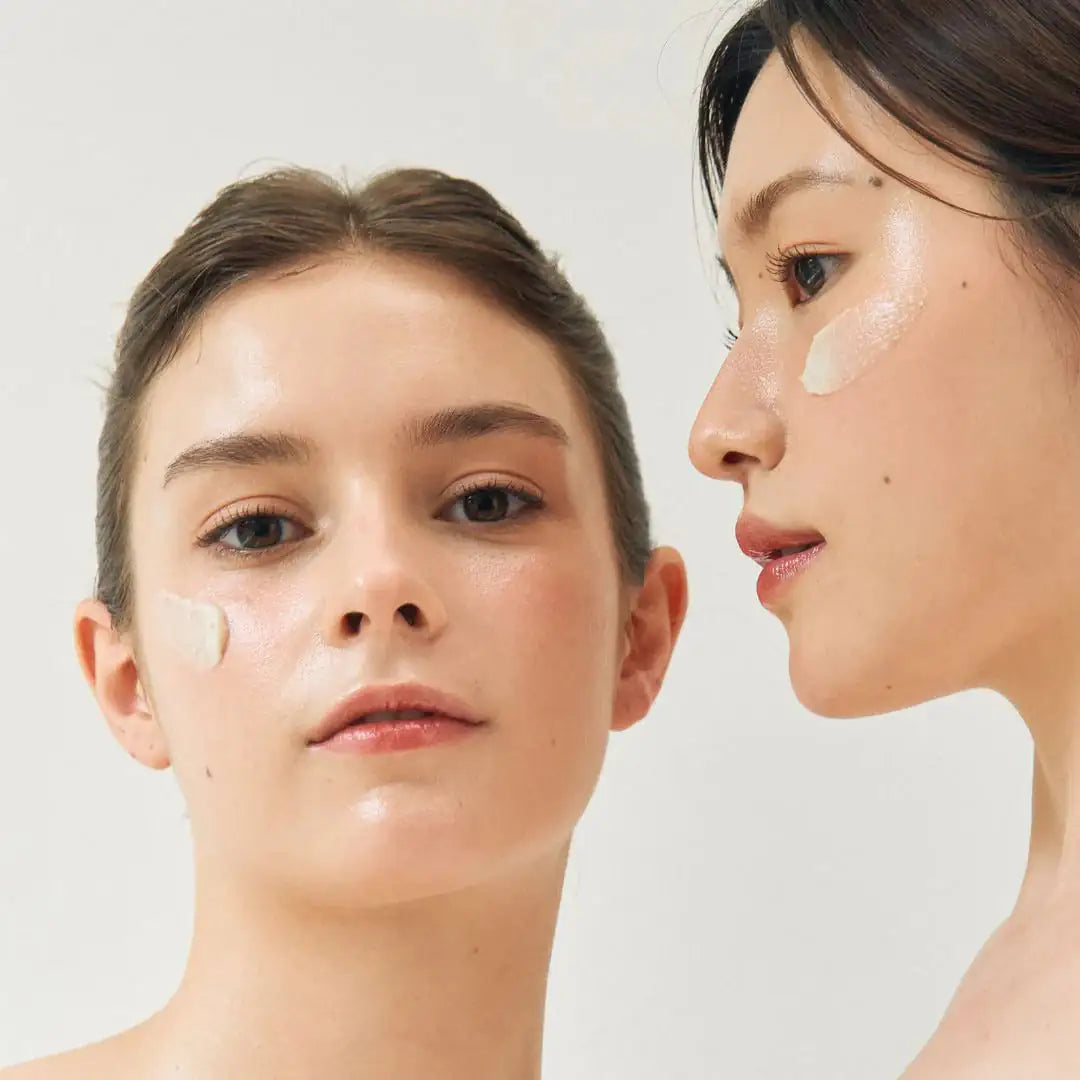 Rijst-en-honing glow-masker op gezicht, beige crème