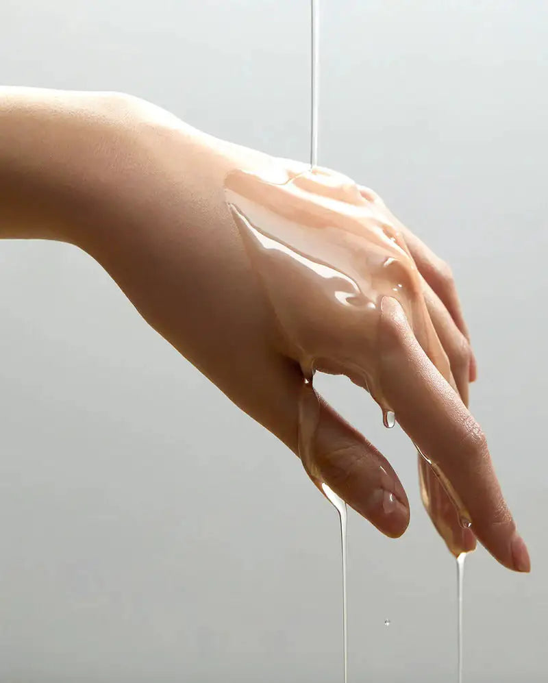 Anua Heartleaf Pore Control Cleansing Oil Anua reinigingsolie op de hand, met uitlopende druppel