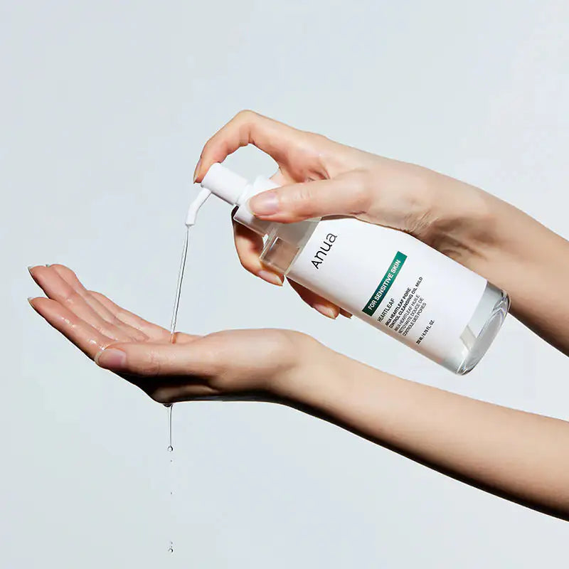 Anua Heartleaf Pore Control Cleansing Oil Mild Reinigingsolie met pomp, olie stroomt uit de tuit op de hand