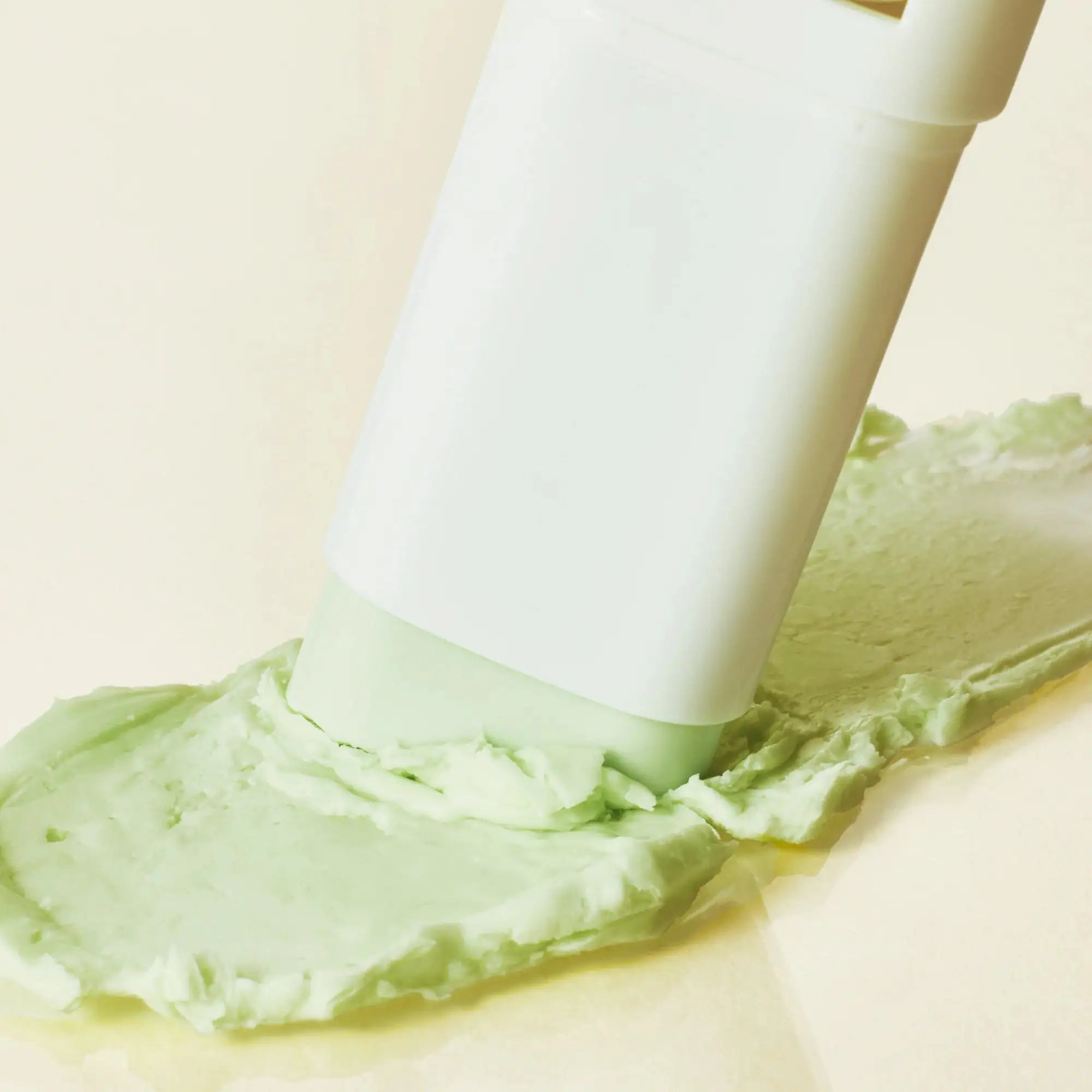 Zonnebrandstick met lichte crème-uitstrijk op de huid