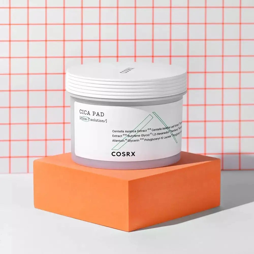 Witte COSRX Cica Pad pot met deksel, op een kartonnen doos