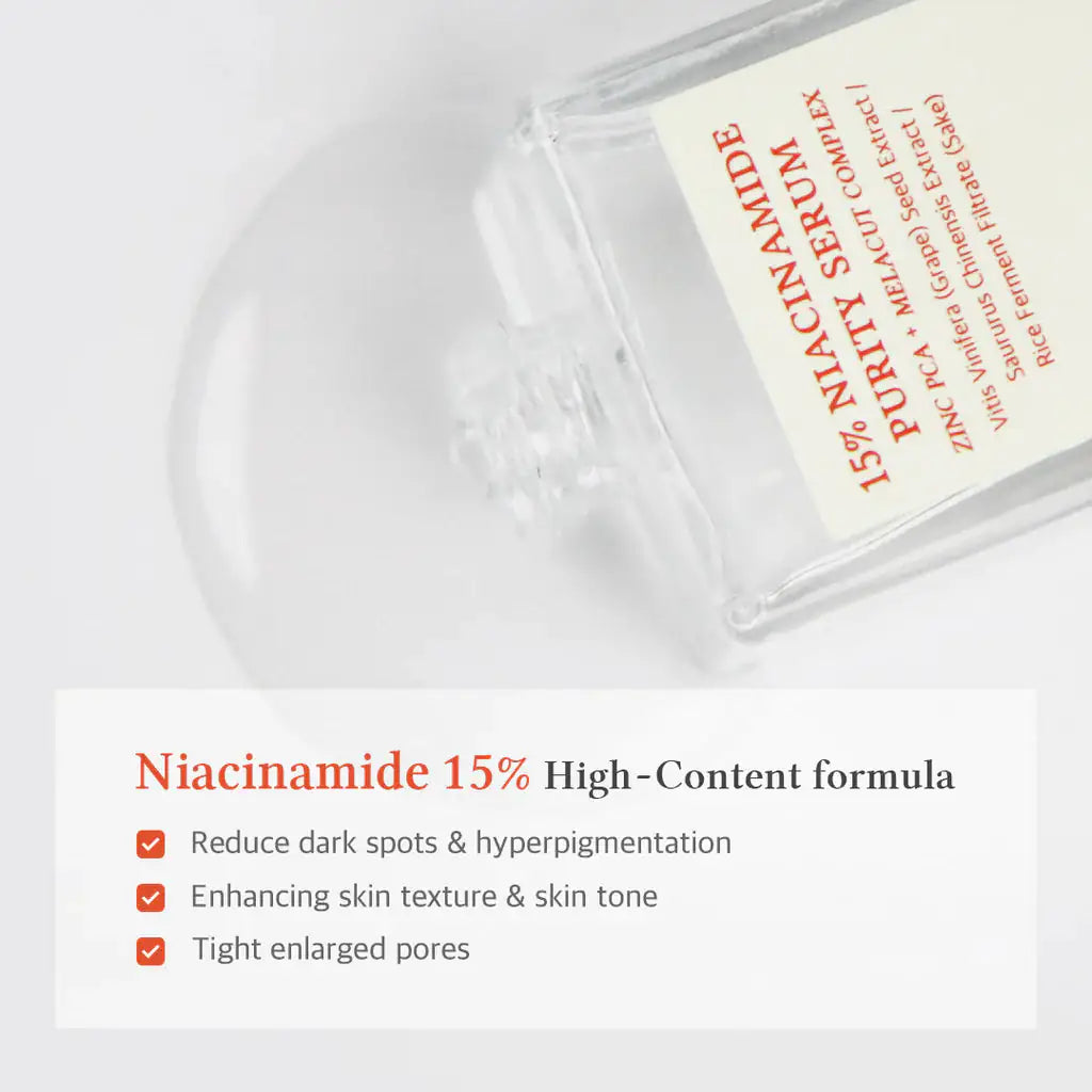 Niacinamide-serumfles close-up met witte pomp en etiket op transparant glas.