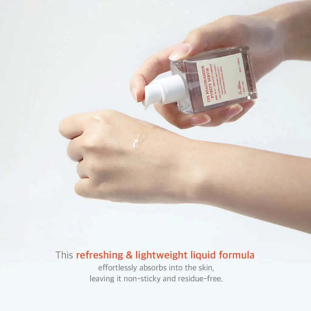 Niacinamide-serumfles met witte pomp die druppelt op de huid van een hand.