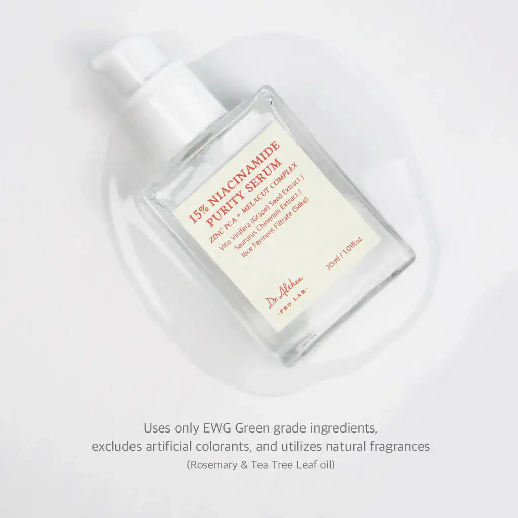 Niacinamide-serumfles met witte pomp en doorzichtige verpakking, liggend op een ronde schijf.