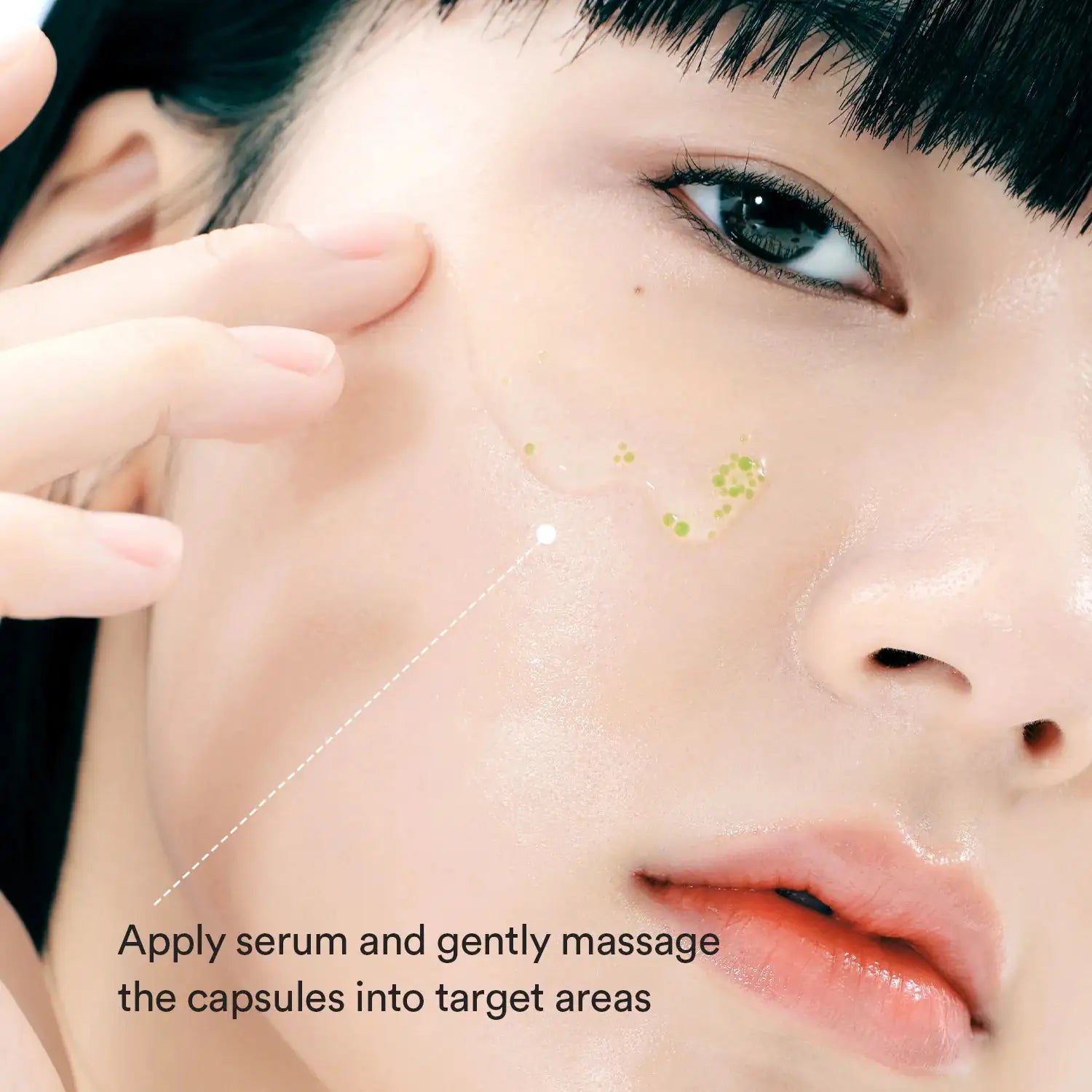Abib Heartleaf Teca Capsule Serum Calming Drop Hand masseert serum op gezicht met stip- en streepjesverdeling