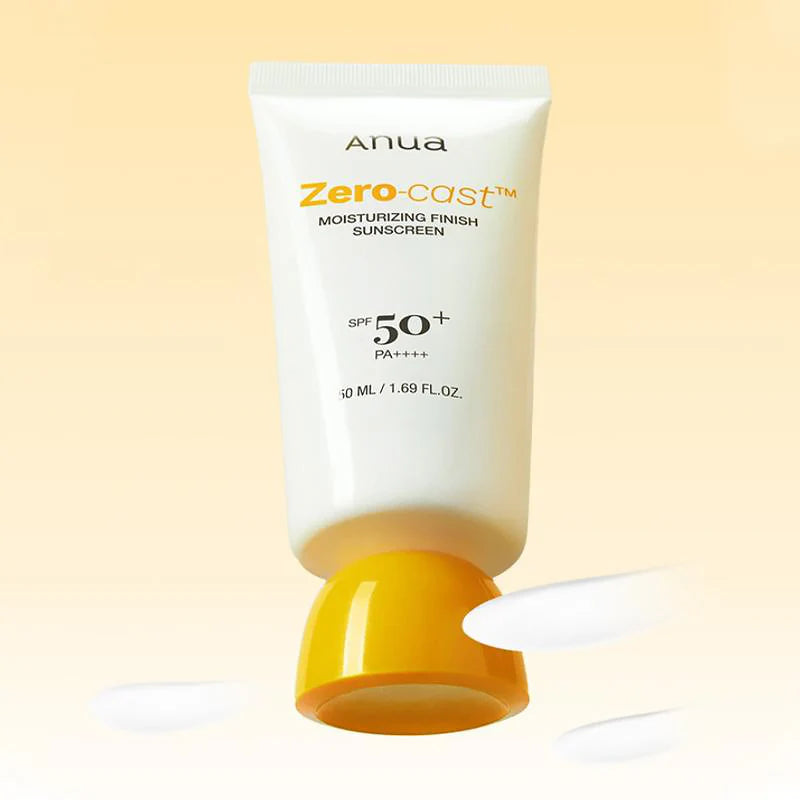 Anua Zero-Cast Moisturizing Finish Sunscreen SPF 50 tube staand op perzikkleurige achtergrond