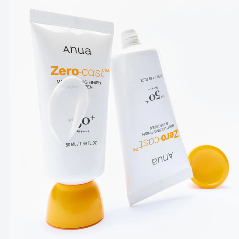 Twee Anua Zero-Cast Sunscreen tubes, één staand en één liggend, op witte achtergrond