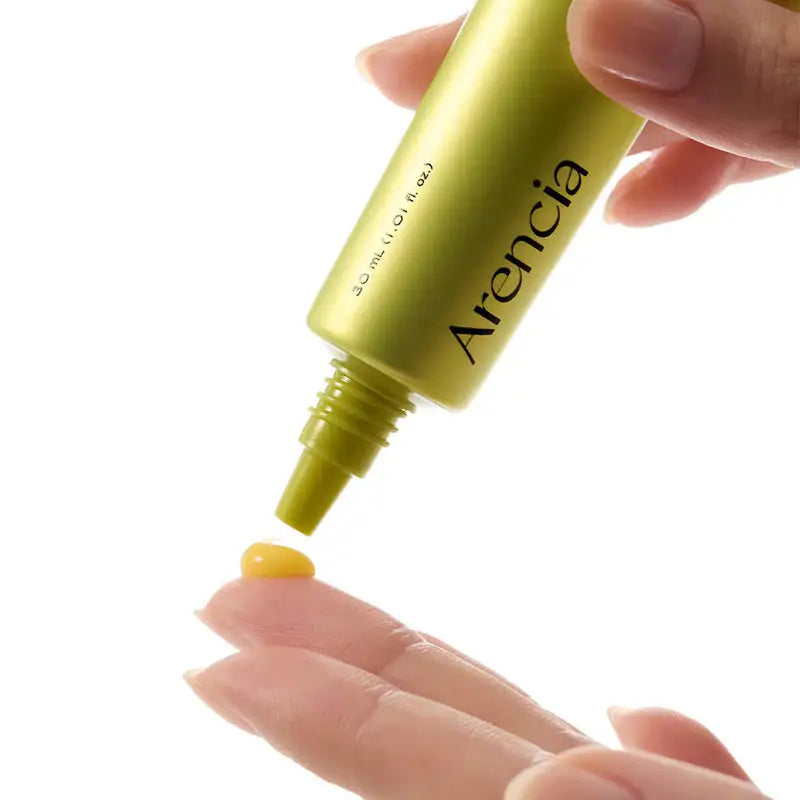 ARENCIA Vitamin C Booster Shot Vitamine C booster Shot van Arencia, tube met puntdoseer en gele crème op hand