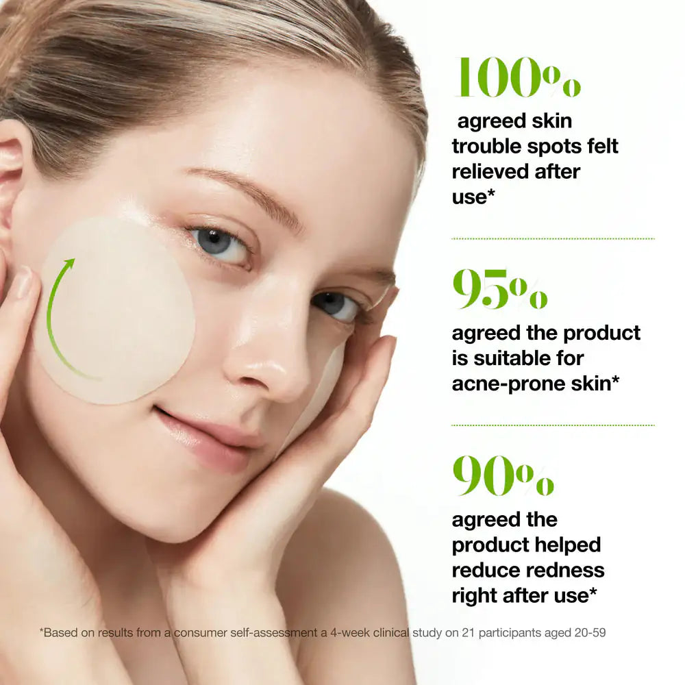 Anua Azelaic 10 Hyaluron Redness Soothing Pad Gelaat met rond gezichts-pak op de wang van een model