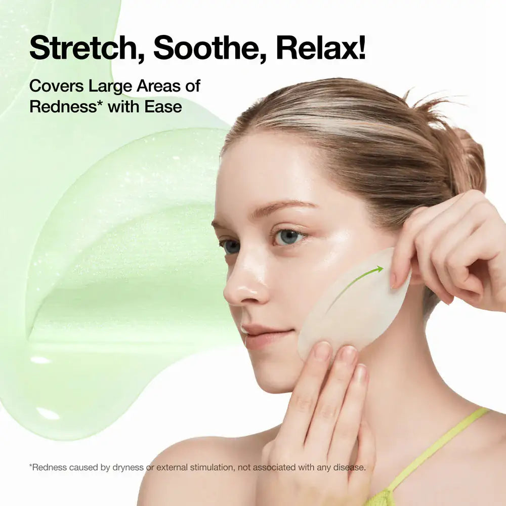 Anua Azelaic 10 Hyaluron Redness Soothing Pad Model met rond gezichts-pak op de wang en uitstrijkbare gel rond