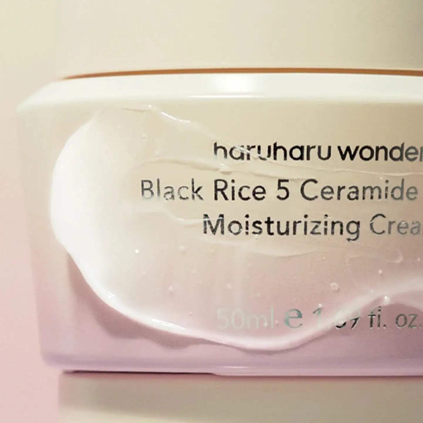 Haruharu WONDER Black Rice 5 Ceramide Barrier Moisturizing Cream Gezichtscrème in witte pot, close-up van bovenkant en opdruk op deksel.