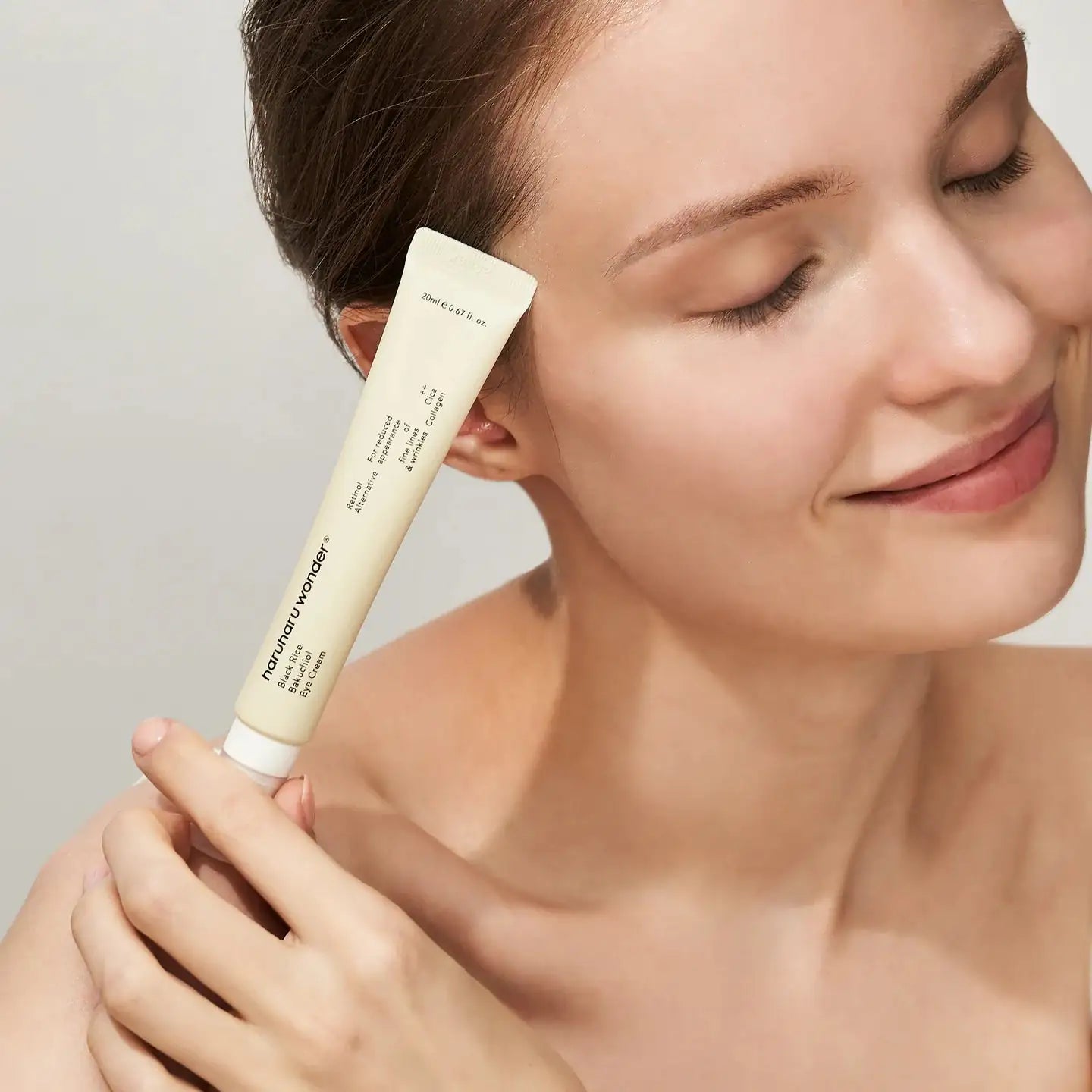 Haruharu WONDER Black Rice Bakuchiol Eye Cream Oogcrème tube met aangebrachte crème bij de oogzone