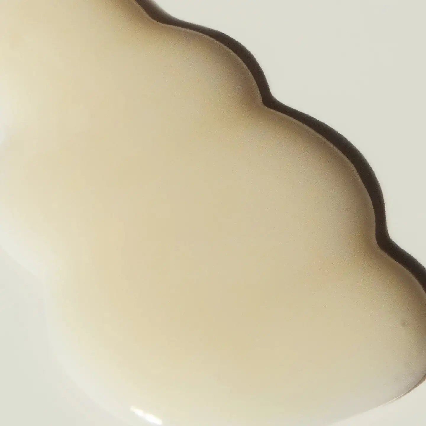 Haruharu WONDER Black Rice Hyaluronic Anti-Wrinkle Serum Beige serumvlek op huid met glans, close-up