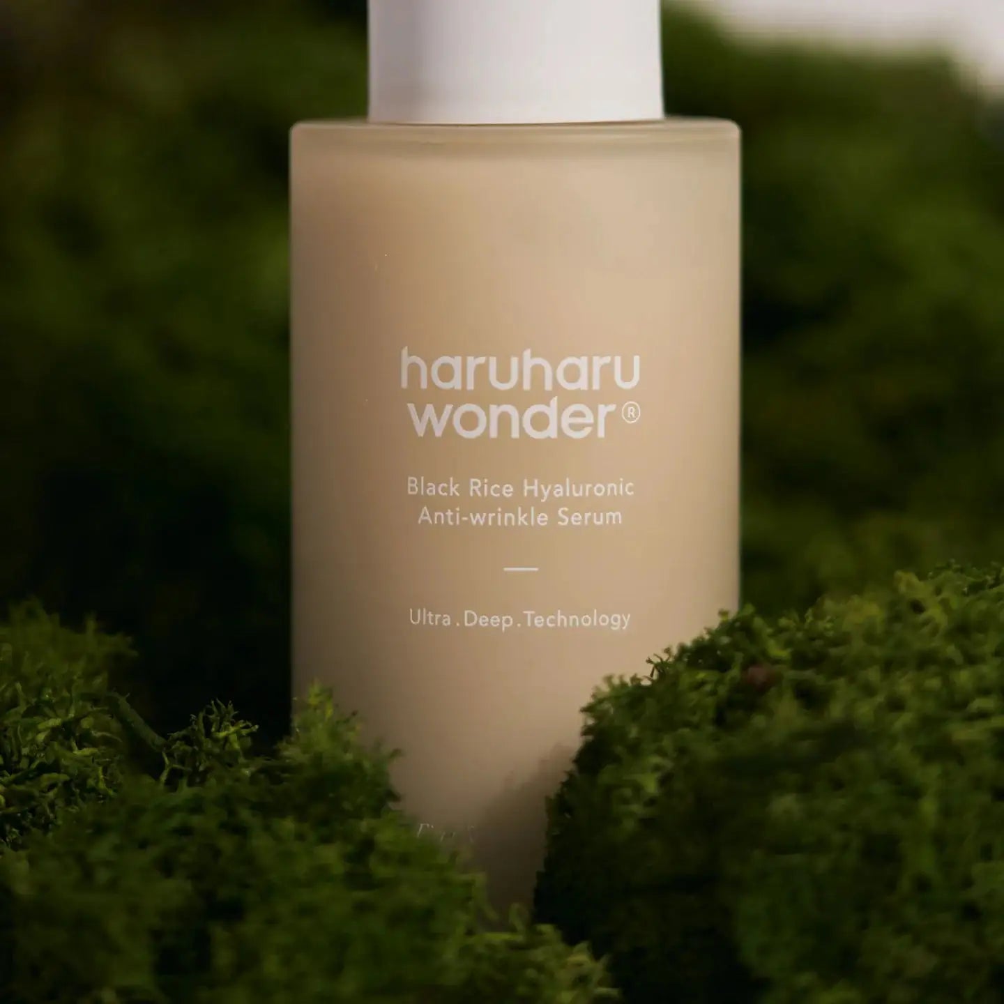 Haruharu WONDER Black Rice Hyaluronic Anti-Wrinkle Serum Rechtop staande serumfles haruharu wonder met witte dop, beige fles