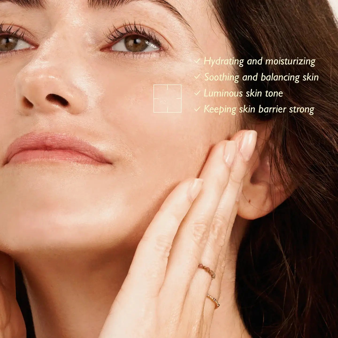Haruharu WONDER Black Rice Hyaluronic Toner Gezichtsbehandeling met toner: hand die op wang wordt aangebracht