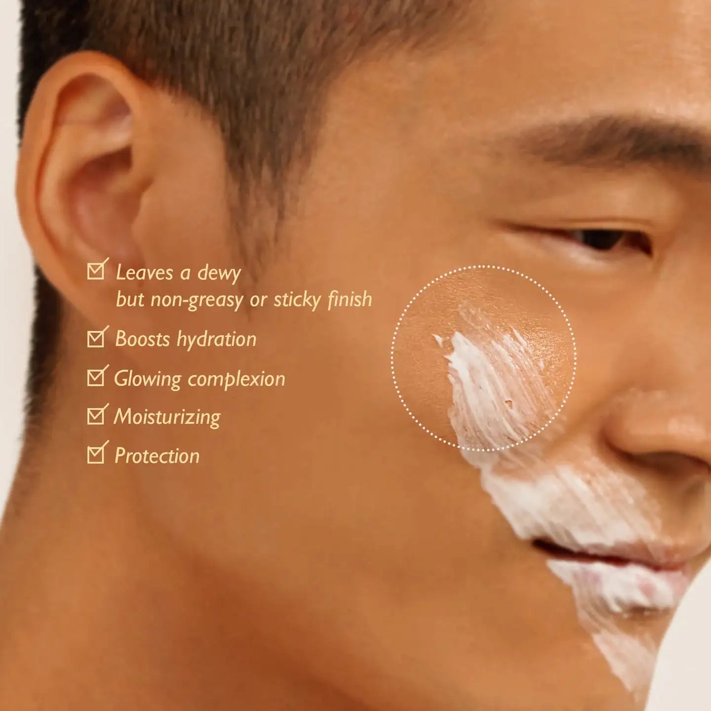 Haruharu WONDER Black Rice Moisture Airyfit Daily Sunscreen Zonnebrandcrème smeerlaag op kin en wang, witte romige laag op gezicht