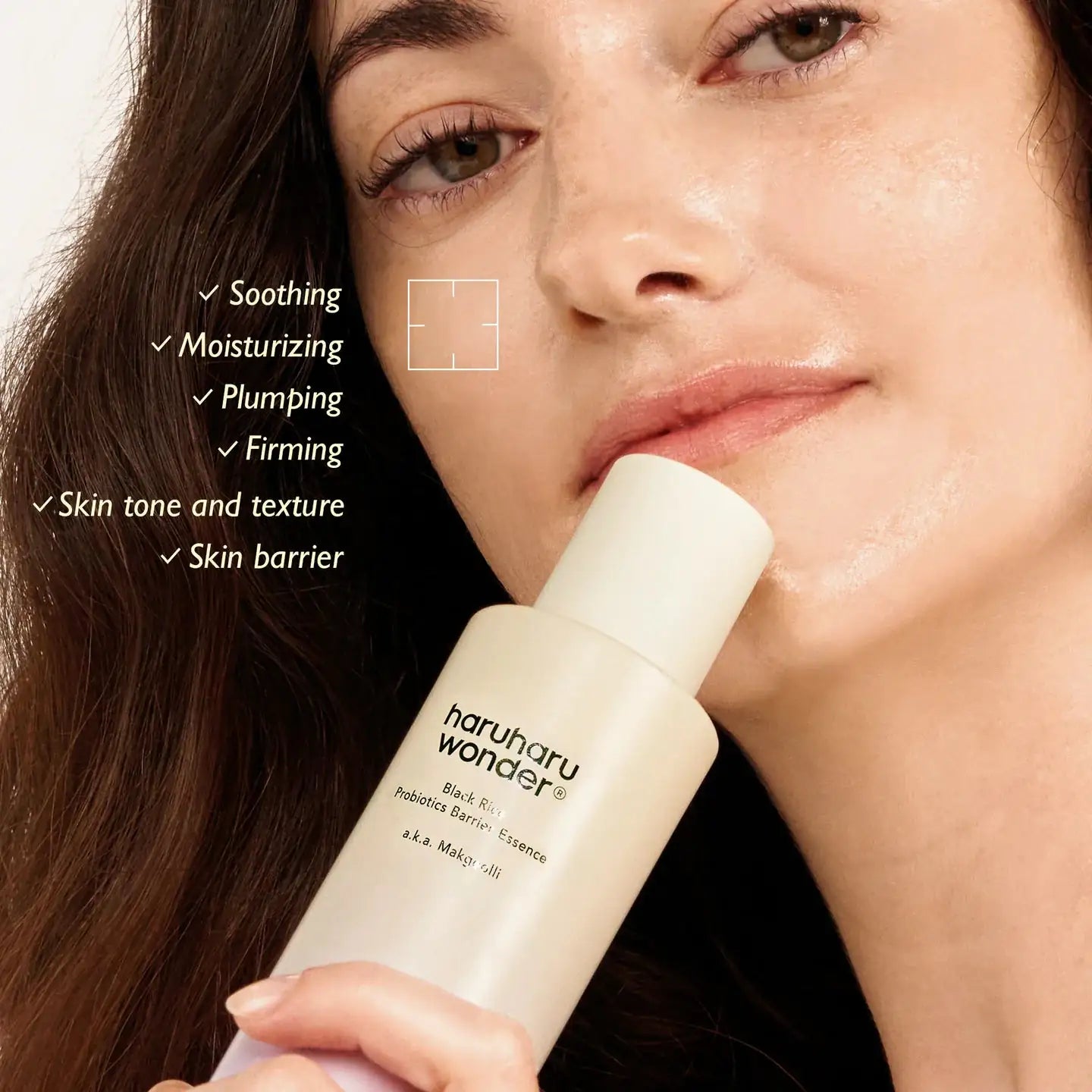 Haruharu WONDER Black Rice Probiotics Barrier Essence Essenceflacon in de hand met crème op de huid; haruharu wonder