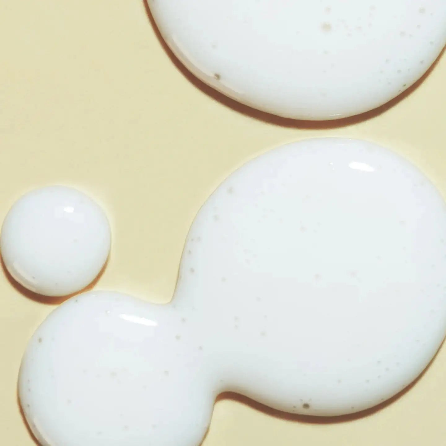 Haruharu WONDER Black Rice Probiotics Barrier Essence Crèmige huidvlekken in ronde vormen, met een gladde gelstructuur op de huidbasis