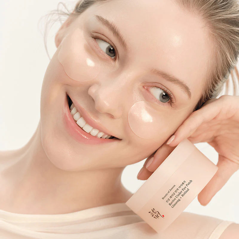Model met Beauty of Joseon Revive Under Eye Patch onder het oog