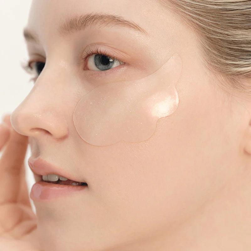 Model met Beauty of Joseon Revive Under Eye Patch close-up
