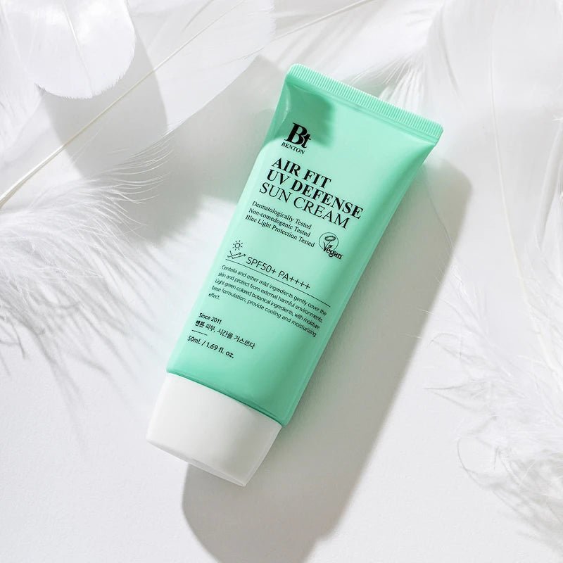 Benton Air Fit UV Defense Sun Cream SPF50+ PA++++ 50ml tube liggend op witte achtergrond met witte veren
