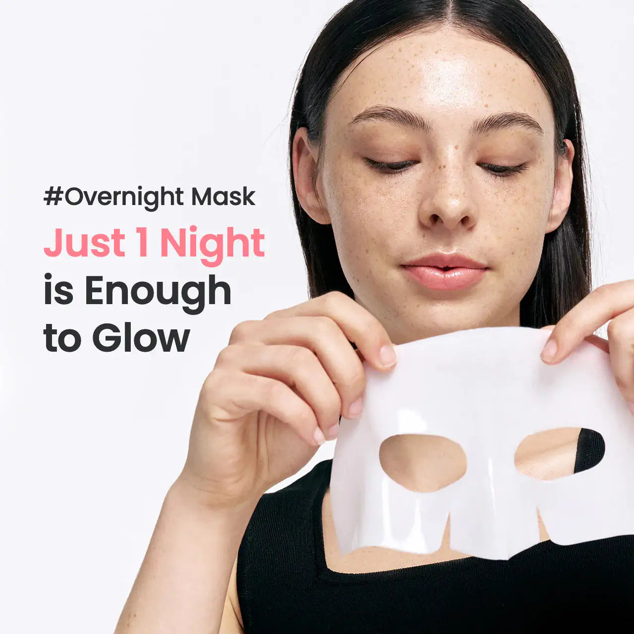 Overnight sheetmasker op vrouw: witte maskersheet over kaak en wangen