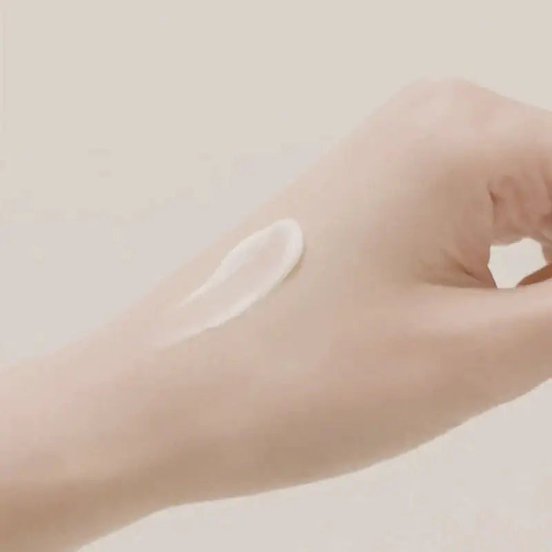 Haruharu WONDER Black Rice 10 Hyaluronic Cream Huid met witte romige hyaluroncrème op de arm
