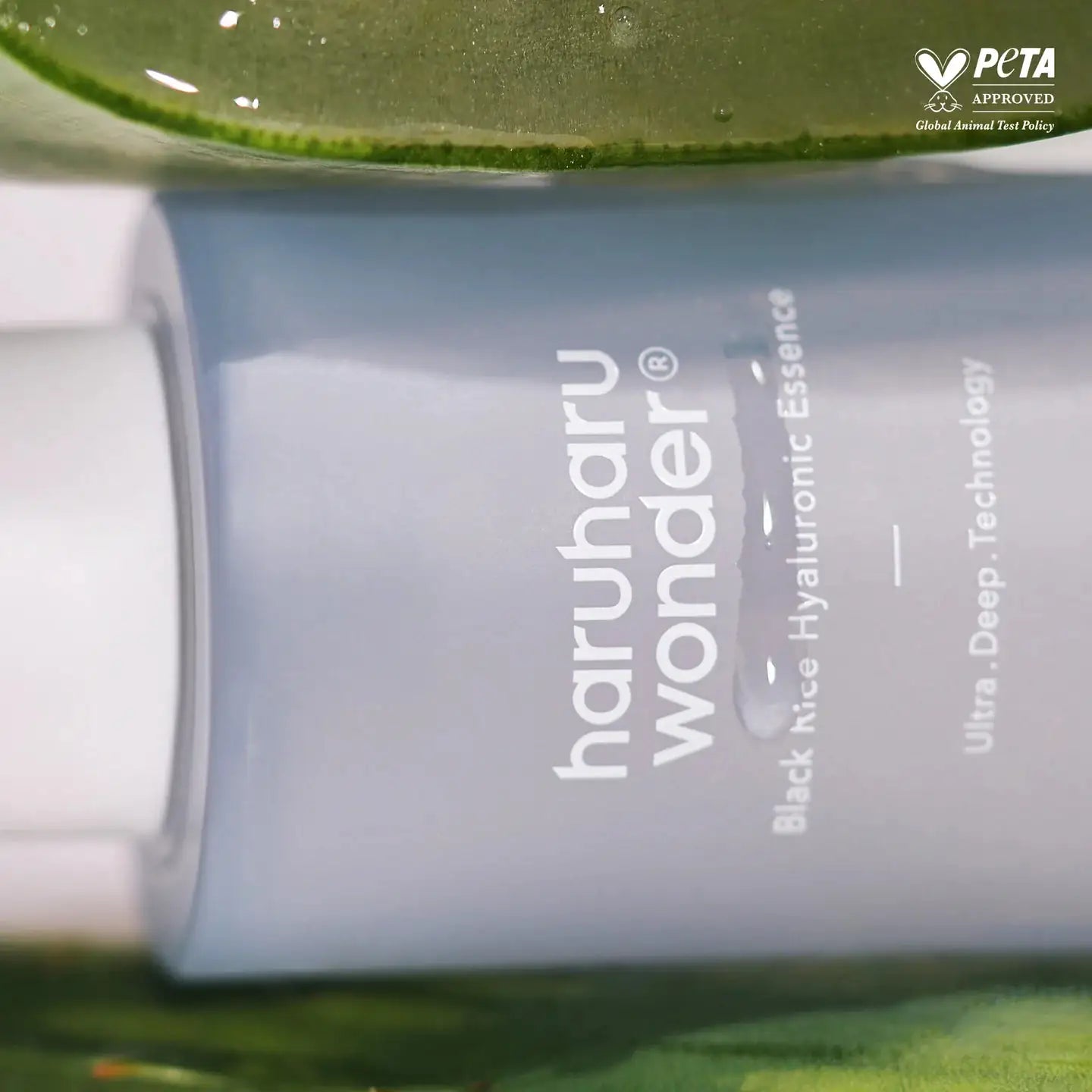 Haruharu WONDER Black Rice Hyaluronic Essence Gezichtsessencefles close-up met haruharu wonder®-naam en hyaluronzuurvermelding